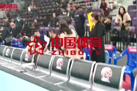 十五载年华今聚首！杨鸣父母及妻儿在现场一同出席退役仪式视频封面