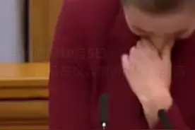 丹麦首相频繁笑场：政府为大象赎身不得不买下一头骆驼只因大象…视频封面