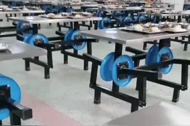 滕州市实验小学餐厅学生就餐中，视频封面