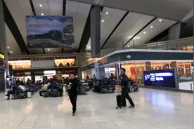 北京南站是中国最大的高铁🚄火车站，看看站内的景象吧宽阔明亮视频封面