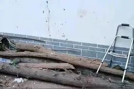 房子快垮了家里就我一人上班父亲瘫痪九年因没住处妻儿还住在后家视频封面