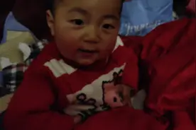 一岁宝宝发奶瘾了妈妈冲了奶粉她喝，喝饱还会摸摸自己的小肚子。视频封面