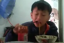 这几天天天吃辣，一吃辣就觉得胃疼。给个双击，你看我们这么拼视频封面