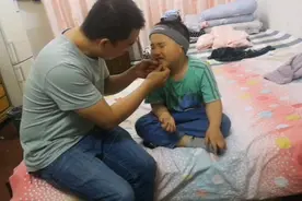 古老的拔牙方法，牙齿上绑个绳子一拉就掉了，据说还不疼