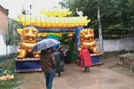 奶奶去世三周年遇到下雨天过大事，为什么大家都不哭