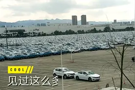 成都龙泉发现一个超大停车场，小伙感慨所有网友都可以领一辆了视频封面