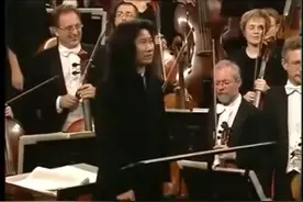 太美了，听老外演奏我们的《红色娘子军》万泉河水，快乐的女战士视频封面