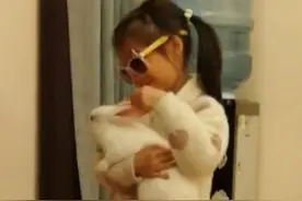 别人遛狗她遛兔视频封面