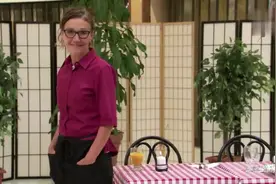 外国人真能玩，女服务员放屁吹熄蜡烛视频封面