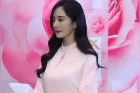 杨幂穿一袭粉色连衣裙，粉粉嫩嫩不失少女感视频封面