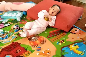 这么小就开始把家里弄得乱糟糟，长大还不得上房揭瓦啊