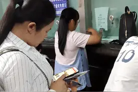 新建县人民医院，患者这么多，只开了1个窗口视频封面