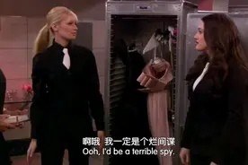 胸太大也不好，穿晚礼服还要用鞋拔子，都撑破衣服