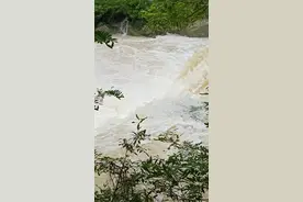 可惜水太浑了，不然就可以洗澡了！