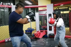 父女两的拳击视频封面