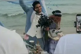 三亚偶遇网红婚纱大叔Aben视频封面