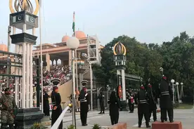 世界上独一份的印巴边境升降旗仪式，频频斗法，赌上自尊心的卖力视频封面