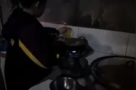 姐姐要出嫁了，妈妈为姐姐操心几天没吃饭，13岁弟弟亲自做宵夜