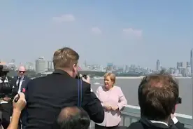 7日上午11点，德国总理默克尔一行参观了武汉长江大桥。视频封面