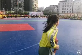 小学生运动会上的接力赛，旁边的啦啦队很卖力地为自己班级加油！视频封面