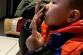 4岁小朋友写作业，用鼻子数数，这是要把鼻子戳破吗？视频封面