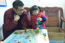 爸爸这样教孩子数字，堆一个积木代表一层楼，孩子学的快记的住视频封面