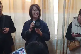 闹伴郎抹口红，婚礼喜气洋洋视频封面