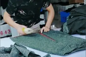 看看师傅手里一条裤子历时多久裁剪完成