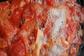 煮西红柿，每日补充番茄红素。不放油加点盐，即为树提伽如是素。视频封面