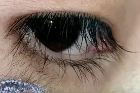 抹的时候小心点，眼角就不会有咯。眼角毛是故意抹的