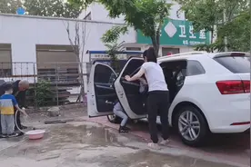 农家三妹儿自家门口开个洗车房，今日免费洗车，需要的排队！视频封面