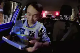 美国火辣女郎搭讪中国交警，中国小哥哪里见过这种阵势，脸直接红视频封面