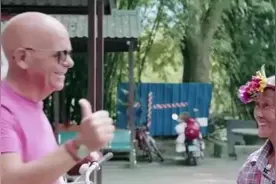 7旬奶奶为卖水自学11门外语，和老外谈笑风生，这些人惭愧了！视频封面