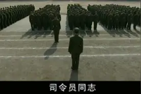 影视:司令员亲自出操，红领章@六五式绿色军服穿着，个个精神饱满