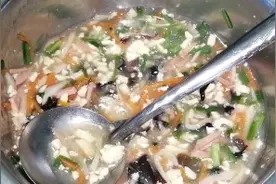 火腿肠烩豆腐丝汤汤鲜味美