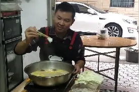 想吃火锅怕辣？不辣的“清汤鲈鱼火锅”锅底鲜美无比，好吃不上火视频封面