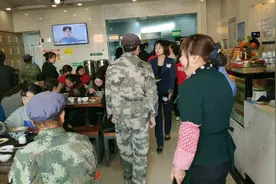 中午吃兰州牛肉面，人好多啊。不加肉的牛肉面依然是牛肉面。视频封面