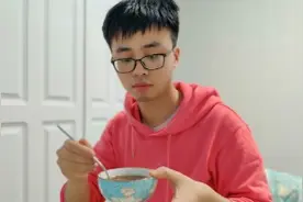 女友来大姨妈躺一天，小伙尝试煮红糖水，网友：让我男友跟你学