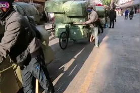 看看越南人从中国进货都是用的自行车拉货，真不知道是怎么装上去