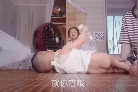 5岁大宝主动帮妹妹拿尿片，还对妈妈进行了一番教育。太搞笑了视频封面