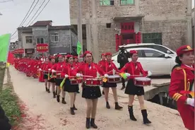 广西陆川外嫁女集体回娘家场面壮观！左手一只鸡右手一只鸭视频封面