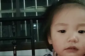 我女儿两岁，对着手机叫爸爸，还有表情太可爱了。视频封面