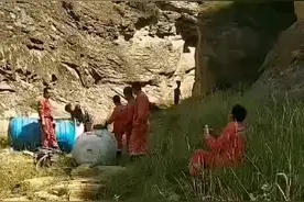 山西兴县勘探天然气钻进产生废水排沟里清理现场视频封面