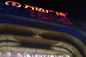 太原解放北路，万达广场，今天晚上人不少啊。视频封面