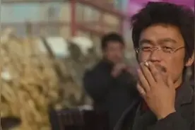 王宝强抽烟的动作真经典。视频封面