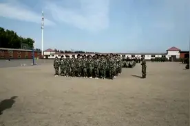 学生军训视频，军训必练项目，一二一齐步走视频封面
