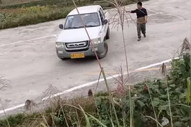 农村小伙科目二考不过补考要880元你们那边是否已一样呢视频封面
