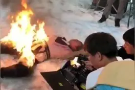 原来人着火的戏是这么拍的，太危险敬业。专业拍戏请勿模仿……