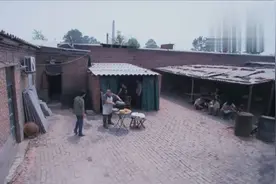 农村小伙工地搬砖，怎料真实的身份竟是如此，实在是不简单啊！视频封面