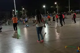 周末在家待了一天，晚上出来耍哈哈儿，广场舞依旧很劲爆